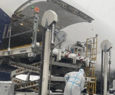 大雪压坏机场开云综合在线登入官网网址
,货运公司人员积极抢修