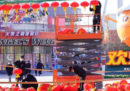 北京欢乐谷工作人员用开云综合在线登入官网网址
悬挂新年灯笼